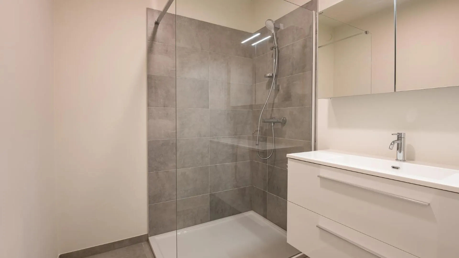 Central Situated Brand New Apartment For 5 Ostende